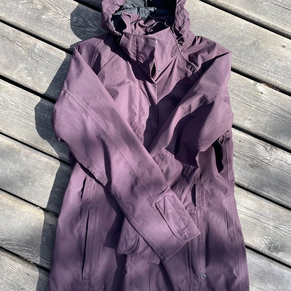 The North Face rain jacket women’s M in plum - Picture 5 of 7